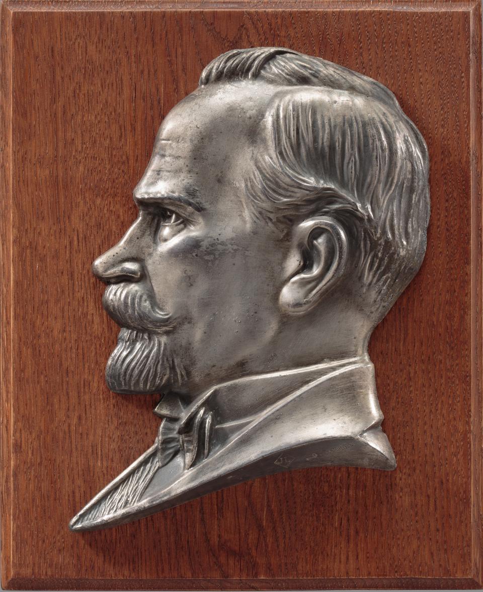 Bareljefas „Prezidentas Antanas Smetona“